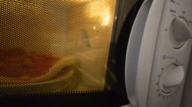 Pizza, sucuklu pizza hited mikrodalga fırında yavaş dönme.