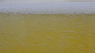 bira bardağına aşırı dökülen şarap şarap bira bardağına döküp kapatın. sığ derinlik-in tarla.