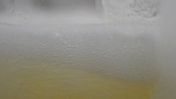 Bira bardağına aşırı dökülen şarap şarap bira bardağına döküp kapatın. sığ derinlik-in tarla. — Stok video