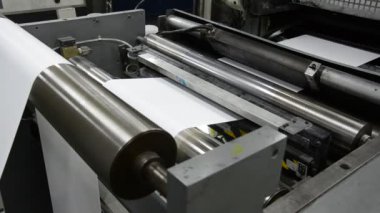 modern el kurutma makinesi. bir adamın ellerine bir el kurutma makinesi kurur