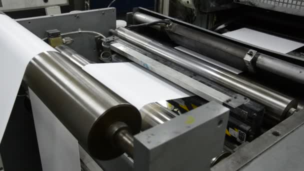 Print shop, Newspaper printing, Roll Paper goes fast of the webset baset printing machine — Stock Video