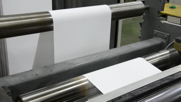 Impressão, impressão de jornais, rolo de papel vai rápido da máquina de impressão baset webset — Vídeo de Stock