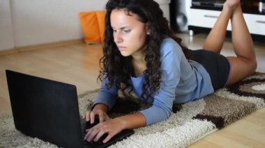 döşeme ile laptop oturma odasında kız