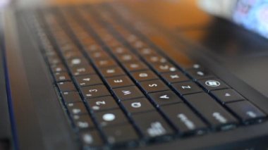 tipik bilgisayar klavye üzerinde parmak