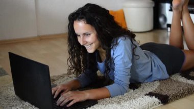 döşeme ile laptop oturma odasında kız