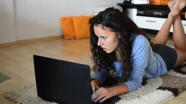 Chica tendida en la sala de estar con ordenador portátil — Vídeos de Stock