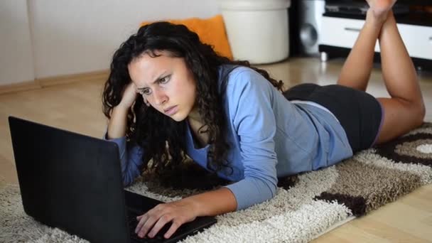 Girl laying in living room with laptop — Stock Video