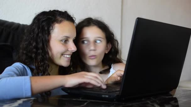 Ragazze con computer portatile — Video Stock