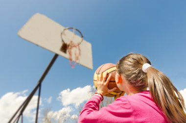 Basketbol oynayan kız