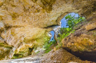 Mağara Kilisesi, panorama üzerinden insan yapımı mağaraları, lesnovo, Makedonya.