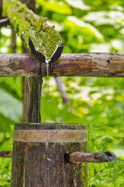 su dışarı açık musluk çalışan