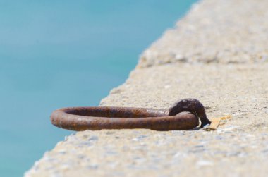 iki paslı metal tekne kanca bir rıhtım