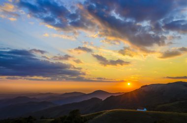 Dağlarda gün batımı manzarası
