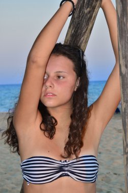 Kızın rahatlatıcı deniz kenarı