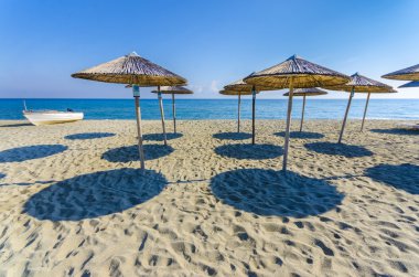 boş bir plaj güneş şemsiyesi