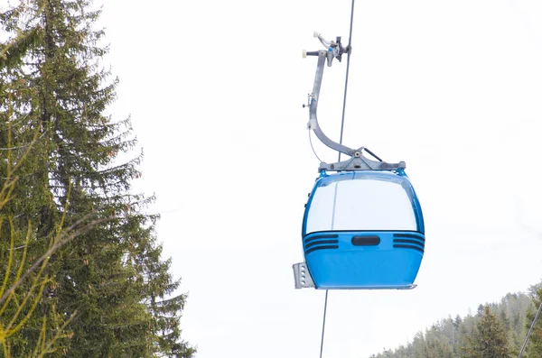 Cabine de elevador de esqui Bansko centro de esqui elevador azul — Fotografia de Stock