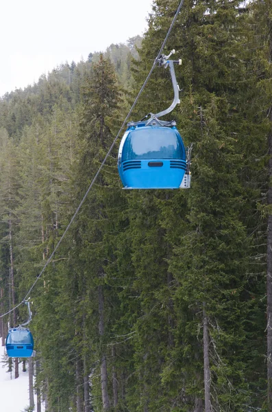 Telesilla cabina Bansko centro de esquí azul ascensor Bulgaria — Foto de Stock