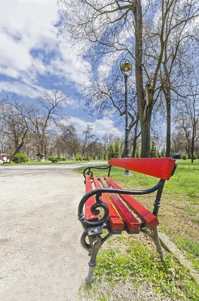 Parc de lemn roșu într-un parc — Fotografie, imagine de stoc