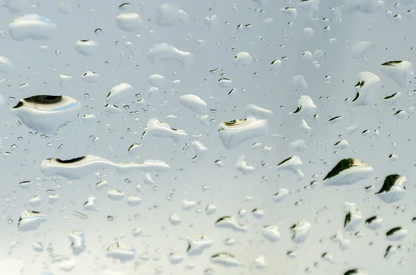 水のガラス窓に雨粒します。 — ストック写真