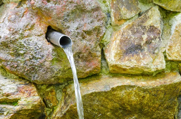 Vatten som rinner från utomhus väggfäste kran — Stockfoto