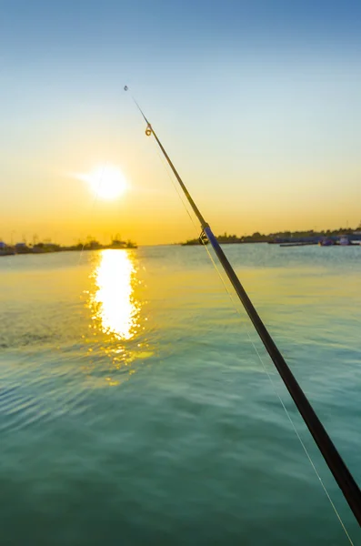 Pescador vara de pesca no oceano — Fotografia de Stock