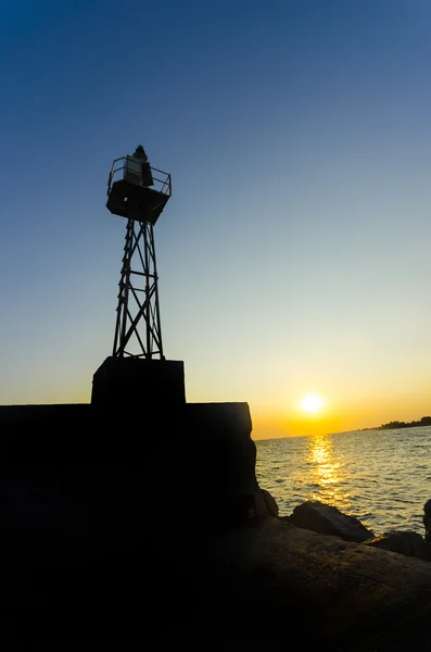 Силуэт маяка морского порта — стоковое фото