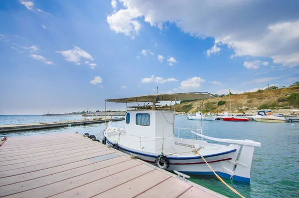 Barca da pesca marittima ancorata al porto bordwalk — Foto Stock