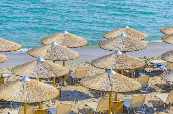 Plaża z wzór słomy parasol — Zdjęcie stockowe