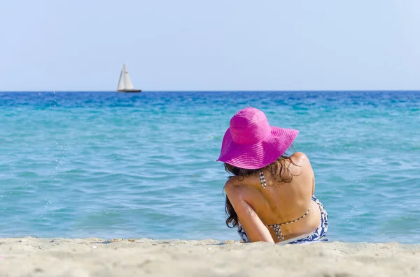 Menina na praia do mar — Fotografia de Stock