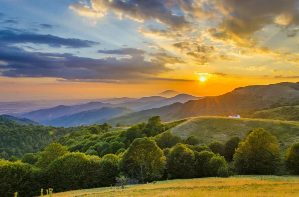 Dağlarda gün batımı manzarası