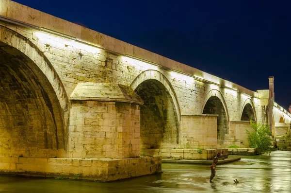 Berühmte Steinbrücke in Skopje, Mazedonien — Stockfoto