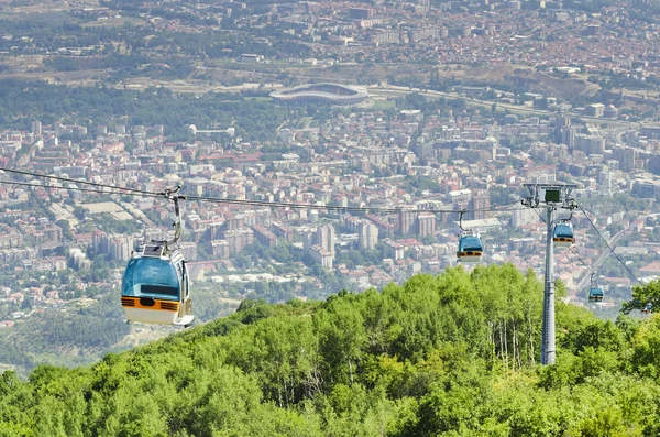 Seilbahn auf den Wodno und Hintergrund der Hauptstadt Skopje, mazedonisch — Stockfoto