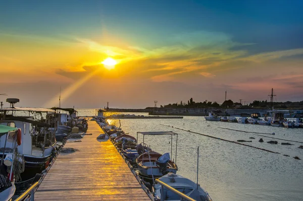 Barco de pesca porto ao pôr-do-sol — Fotografia de Stock