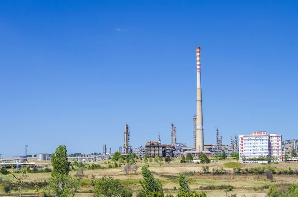 Chaminé de refinaria — Fotografia de Stock