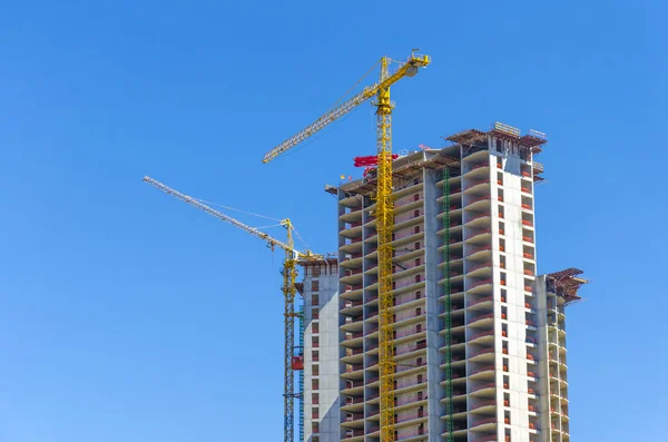 Guindastes no canteiro de obras do arranha-céu — Fotografia de Stock