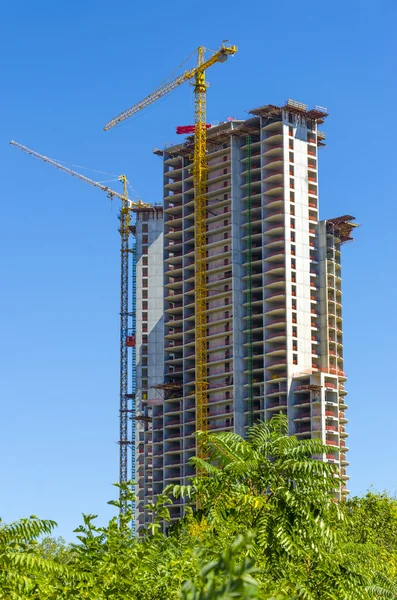 Grues sur le chantier de construction du gratte-ciel — Photo