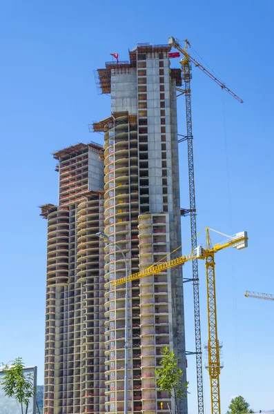 Grues sur le chantier de construction du gratte-ciel — Photo
