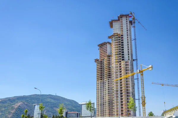 高層ビル建設現場のクレーン — ストック写真