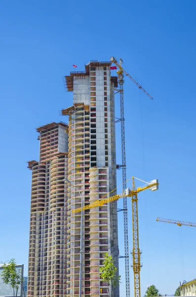 Grues sur le chantier de construction du gratte-ciel — Photo