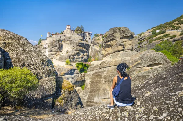 Chica está mirando el famoso monasterio colgante de Meteora, Grecia —  Fotos de Stock