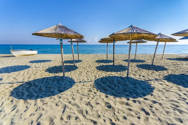 Sun umbrella on an empty beach — Stock Photo, Image