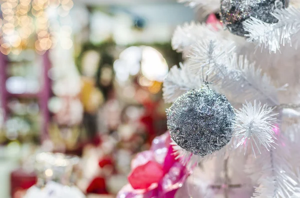 Ornamento natalizio con albero bianco illuminato — Foto Stock