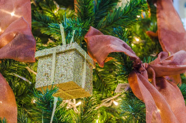 Presente de Natal na árvore — Fotografia de Stock