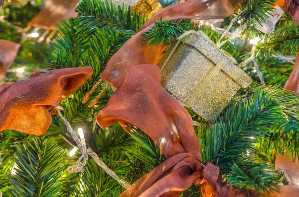 Weihnachtsgeschenk am Baum — Stockfoto