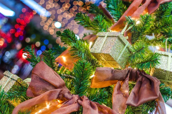 Weihnachtsgeschenk am Baum — Stockfoto