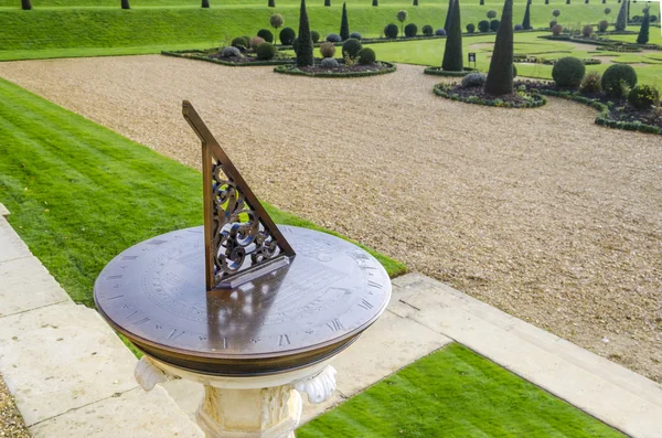 Alte Sonnenuhr Zifferblatt in einem Garten kingston, london, uk — Stockfoto