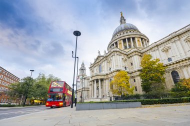 Decker otobüs durağında Saint Paul Katedrali, Londra, İngiltere