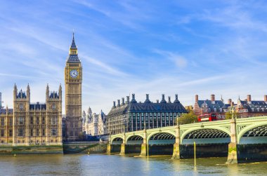 Londra 'daki Westminster Köprüsü ve Parlamento Binaları