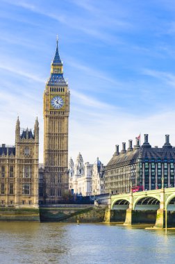 Big Ben ve Westminster Köprüsü Londra 'da.