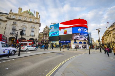 insanlara Londra piccadilly circus